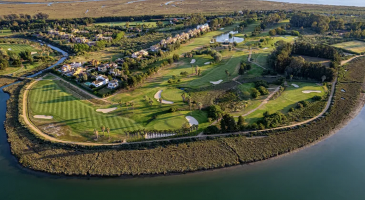 | Foto: https://www.leadingcourses.com/es/clubs/europa+espa%C3%B1a+andaluc%C3%ADa/isla-canela-old-course/gallery