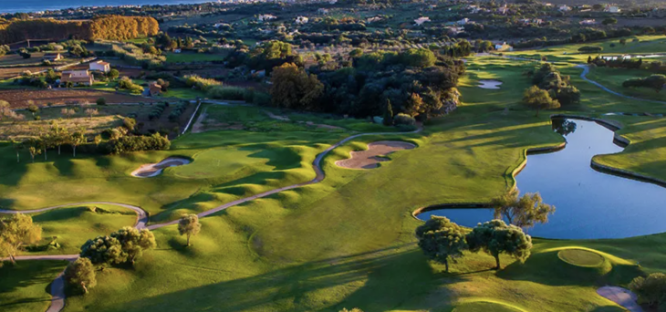 | Foto: https://leclub-golf.com/es/green-fees/espana/5-pula-golf